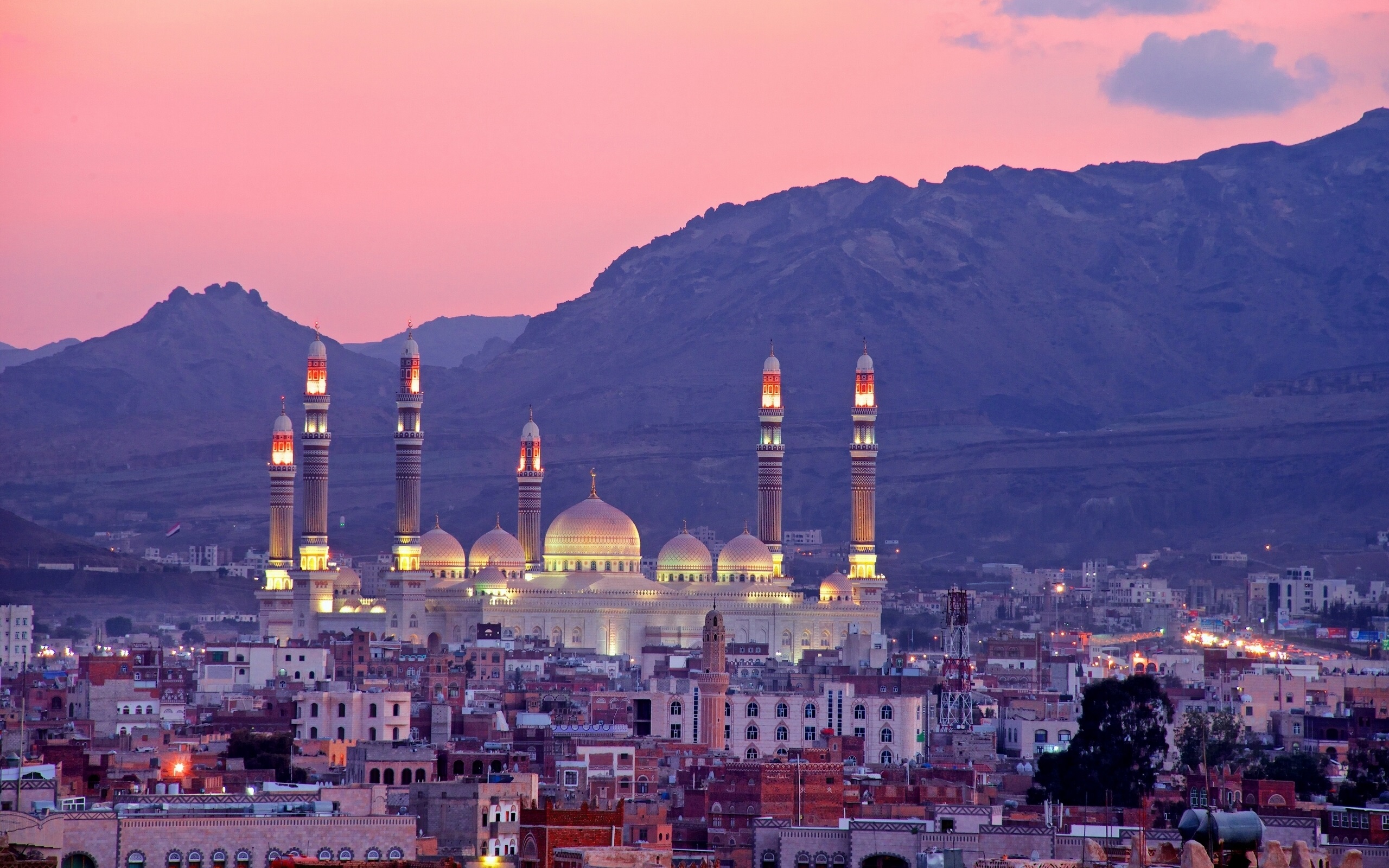 Sanaa-Yemen-mountains-buildings-